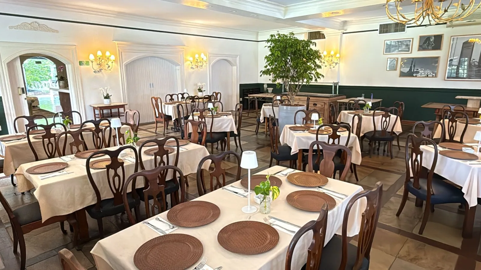 Restaurante com mesas preparadas