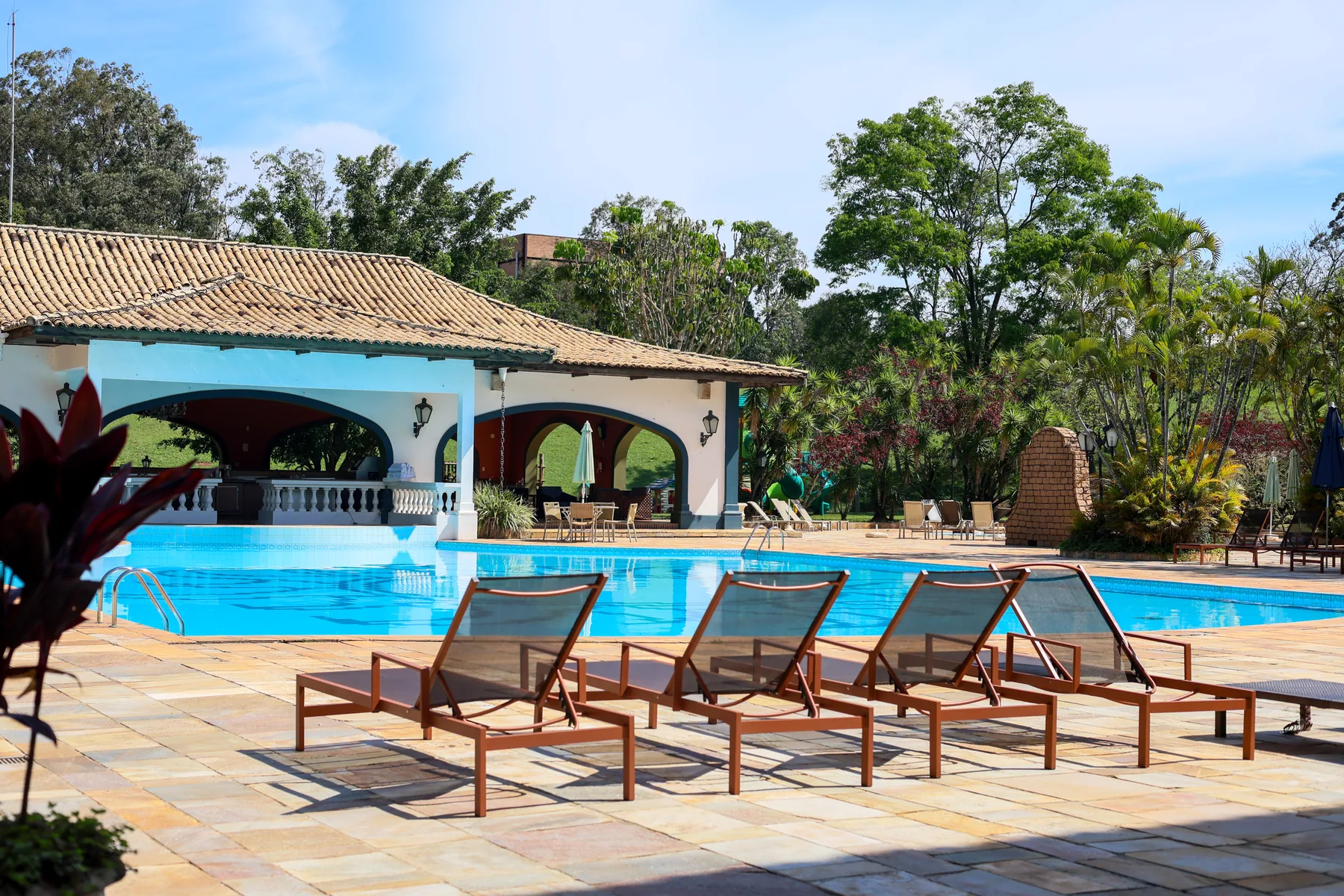 Piscina e áreas de descanso do resort